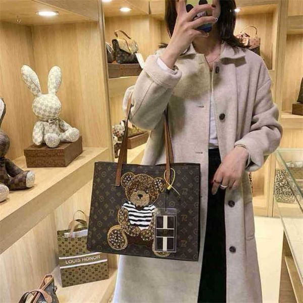 2023 new luxury bags glory diamond studded bear tot vegetable basket fashion style and large capacity
2023 new luxury bags glory diamond studded bear tot vegetable basket fashion style and large capacity