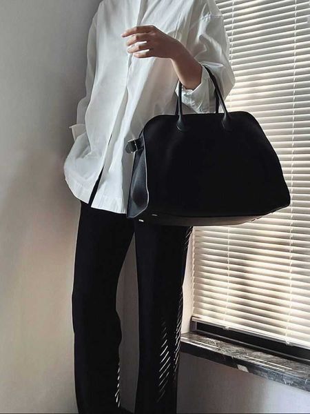 the row's layer leather handbag is small high sense large capacity commuting tote bag single shoulder diagonal bag
the row's layer leather handbag is small high sense large capacity commuting tote bag single shoulder diagonal bag