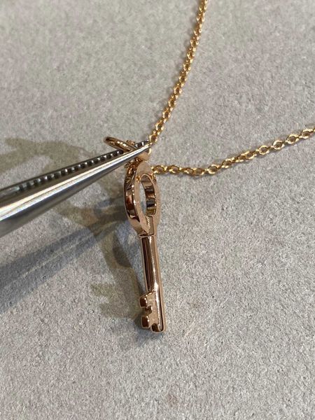 internet celebrity v gold tiffay key necklace cnc exquisite hand set diamond new light luxury crystal collar chain female straight with logo, Golden;silver
internet celebrity v gold tiffay key necklace cnc exquisite hand set diamond new light luxury crystal collar chain female straight with logo, Golden;silver