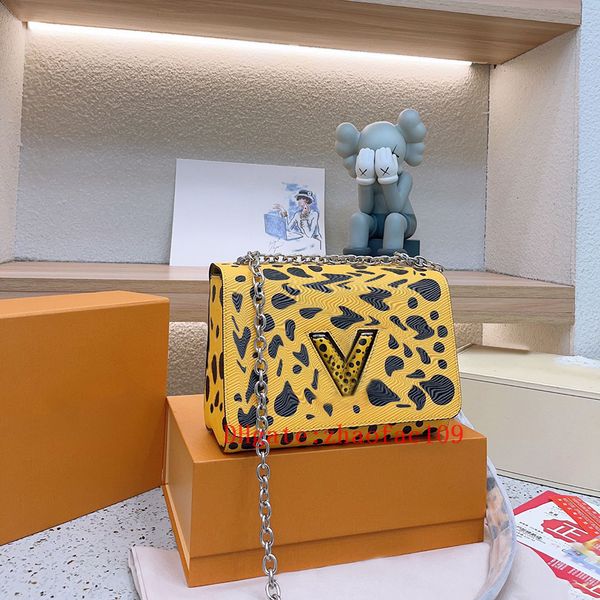 designer shoulder bag popular twist bags leather small square designers bag metal long chain v shaped buckle simple fashion very nice 23cm
designer shoulder bag popular twist bags leather small square designers bag metal long chain v shaped buckle simple fashion very nice 23cm