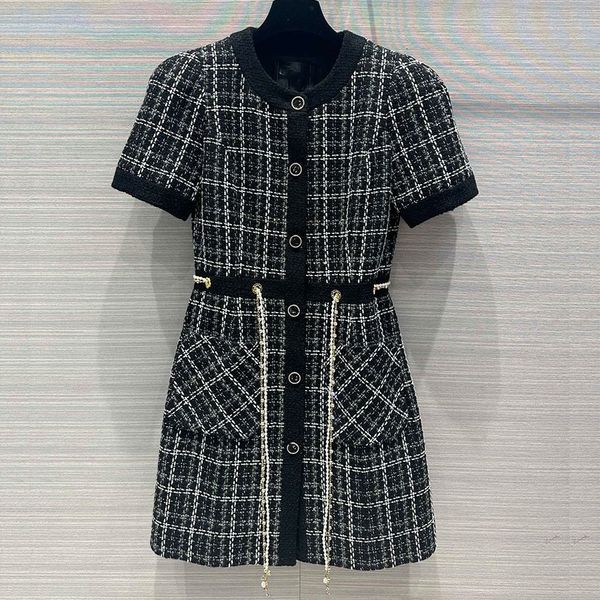 designer dress with black and white woven plaid plaid tweed, elegant and elegant style. two piece design for women designer clothing, Black;gray
designer dress with black and white woven plaid plaid tweed, elegant and elegant style. two piece design for women designer clothing, Black;gray