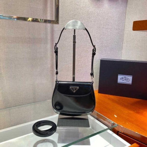 2023 factory direct sales popular triangle label middle ancient french stick cleo shiny face one shoulder handbag from family hobo underarm
2023 factory direct sales popular triangle label middle ancient french stick cleo shiny face one shoulder handbag from family hobo underarm