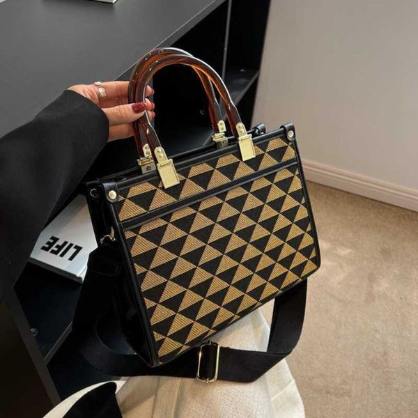 2023 factory direct sales handheld tote new type women's large capacity early autumn shoulder commuter bag
2023 factory direct sales handheld tote new type women's large capacity early autumn shoulder commuter bag