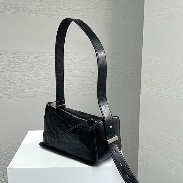 2023 new trend crossbody bag summer genuine leather women's bag big brand shoulder bag small design underarm bag high sense
2023 new trend crossbody bag summer genuine leather women's bag big brand shoulder bag small design underarm bag high sense