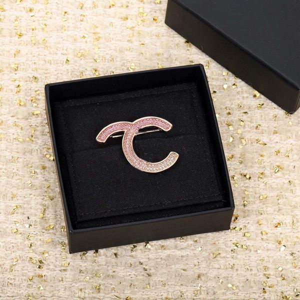 2023 luxury quality charm brooch with pink and white diamond in 18k gold plated fuchsia color have box stamp ps7216b, Golden
2023 luxury quality charm brooch with pink and white diamond in 18k gold plated fuchsia color have box stamp ps7216b, Golden