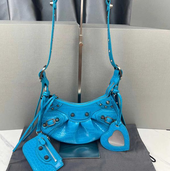 le cagole series half moon dumpling bag willow stud motorcycle fine-grained crocodile pattern leather with heart-shaped makeup mirror cross
le cagole series half moon dumpling bag willow stud motorcycle fine-grained crocodile pattern leather with heart-shaped makeup mirror cross