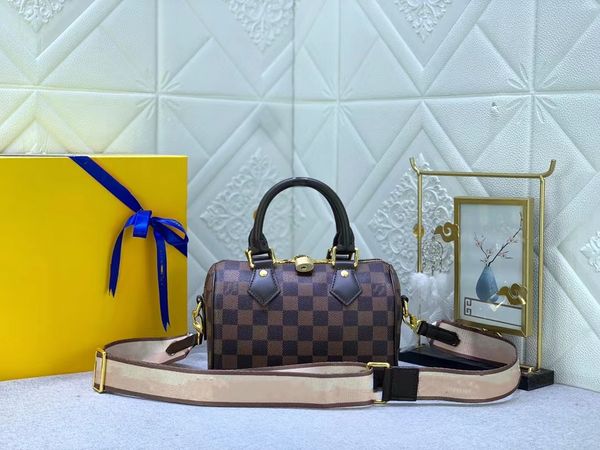 2023 new designer pillow case travel bag classic design cowhide edge fabric lining handheld one shoulder crossbody bag
2023 new designer pillow case travel bag classic design cowhide edge fabric lining handheld one shoulder crossbody bag