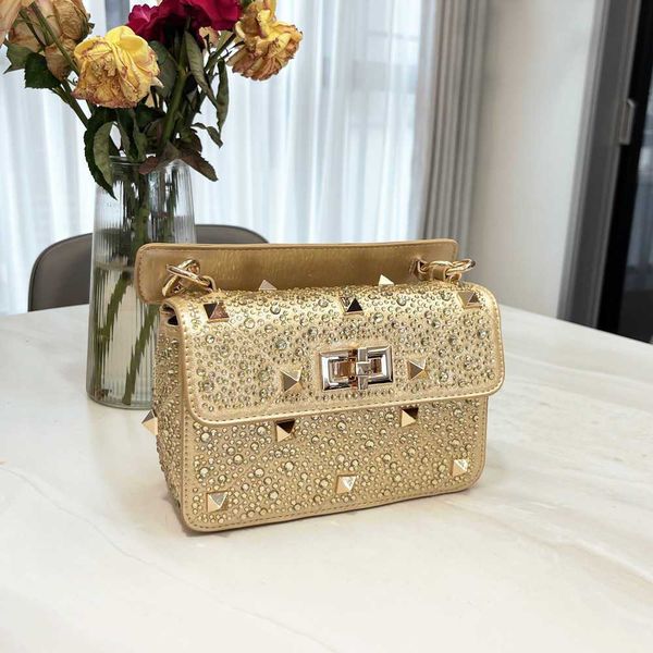 stud rivet valntnii bag women's roman valenti tote designer az0r diamond nail chain iced out handbag single shoulder crossbody versatil
stud rivet valntnii bag women's roman valenti tote designer az0r diamond nail chain iced out handbag single shoulder crossbody versatil