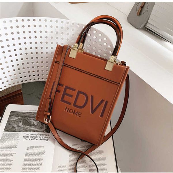 2023 factory direct sales net-red same portable tote fenjia printed women's new sense one-shoulder messenger bag
2023 factory direct sales net-red same portable tote fenjia printed women's new sense one-shoulder messenger bag