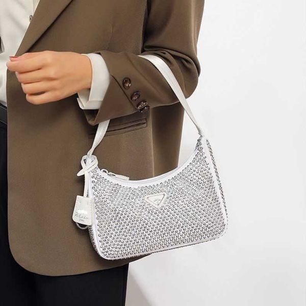 2023 factory direct sales summer new family triangle diamond inlaid fashion trend underarm women's versatile casual shoulder bag
2023 factory direct sales summer new family triangle diamond inlaid fashion trend underarm women's versatile casual shoulder bag