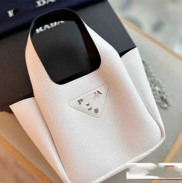 designer 2023 factory direct sales family classic triangle label vegetable basket mini bucket shopping shoulder handheld women's tote b
designer 2023 factory direct sales family classic triangle label vegetable basket mini bucket shopping shoulder handheld women's tote b