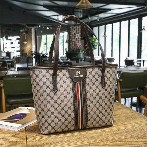 designer 2023 factory direct sales new high capacity handbag printing trend versatile advanced foreign style tote bag
designer 2023 factory direct sales new high capacity handbag printing trend versatile advanced foreign style tote bag