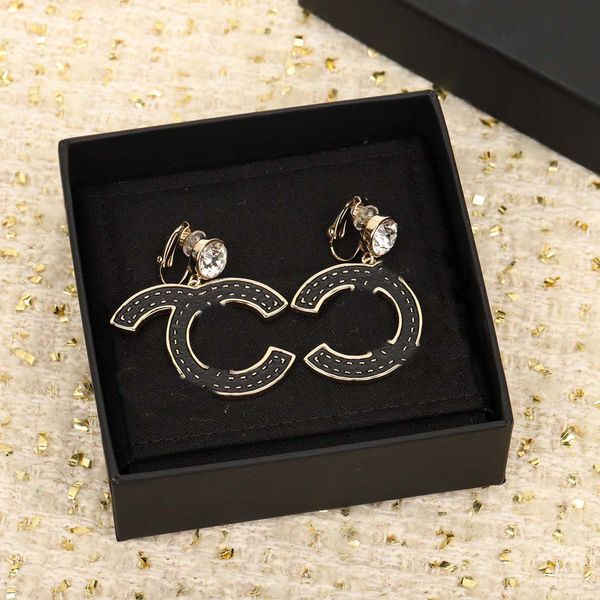 2023 luxury quality charm drop earring with black color design clip earring have box stamp in 18k gold plated ps7344b, Golden
2023 luxury quality charm drop earring with black color design clip earring have box stamp in 18k gold plated ps7344b, Golden