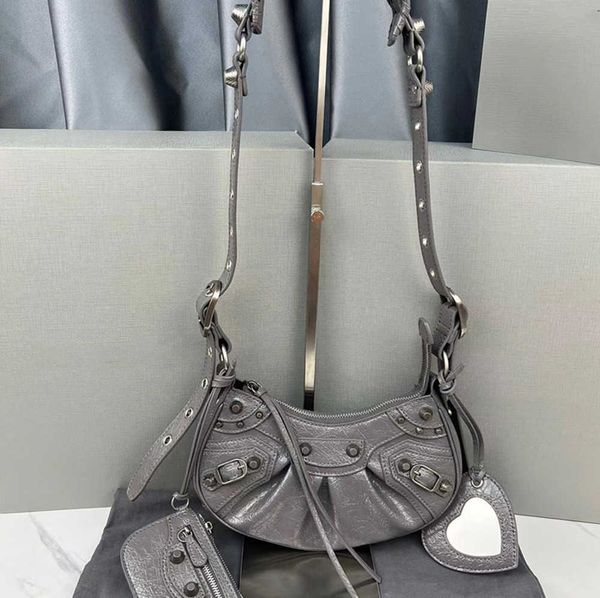 le cagole series half moon dumpling bag willow stud motorcycle fine-grained crocodile pattern leather with heart-shaped makeup mirror luxury
le cagole series half moon dumpling bag willow stud motorcycle fine-grained crocodile pattern leather with heart-shaped makeup mirror luxury