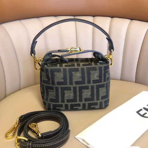 2023 new factory direct sales medieval presbyopia makeup lunch box handheld ins versatile women's bag
2023 new factory direct sales medieval presbyopia makeup lunch box handheld ins versatile women's bag