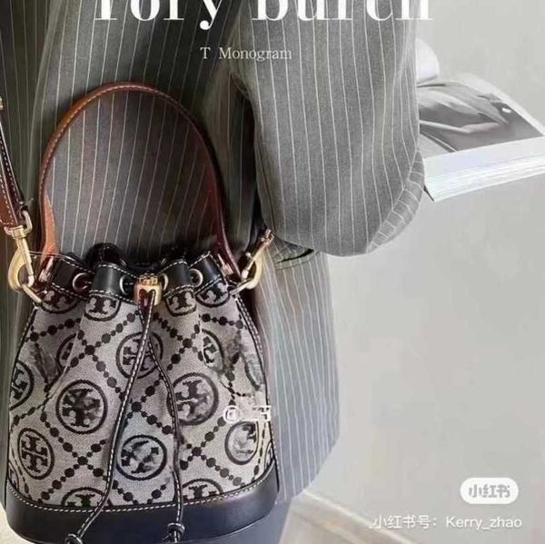 2023 luxury luxury bags tb women's 23 new canvas bucket single shoulder classic old flower oblique straddle tote underarm qin score bag
2023 luxury luxury bags tb women's 23 new canvas bucket single shoulder classic old flower oblique straddle tote underarm qin score bag