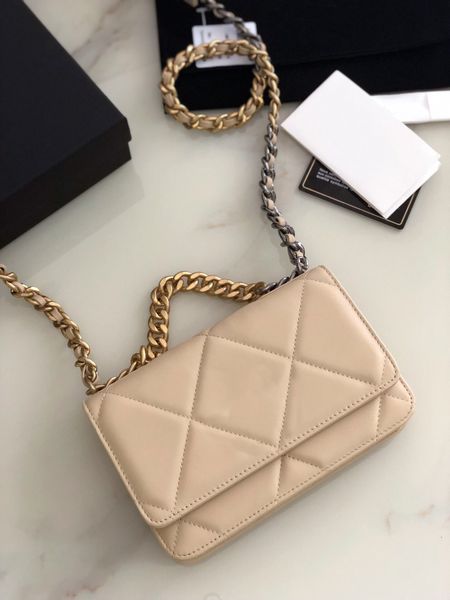 10a upgraded magnetic hasp leather zip handles chip authentication mini caviar sheepskin womens chain wallets with box purses shoulder bag c, Red;black
10a upgraded magnetic hasp leather zip handles chip authentication mini caviar sheepskin womens chain wallets with box purses shoulder bag c, Red;black