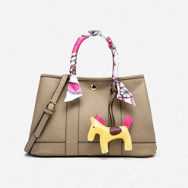 classic garden party tote bag color-blocking high-grade leather garden bag large-capacity mother-child mommy portable one-shoulder messenger
classic garden party tote bag color-blocking high-grade leather garden bag large-capacity mother-child mommy portable one-shoulder messenger