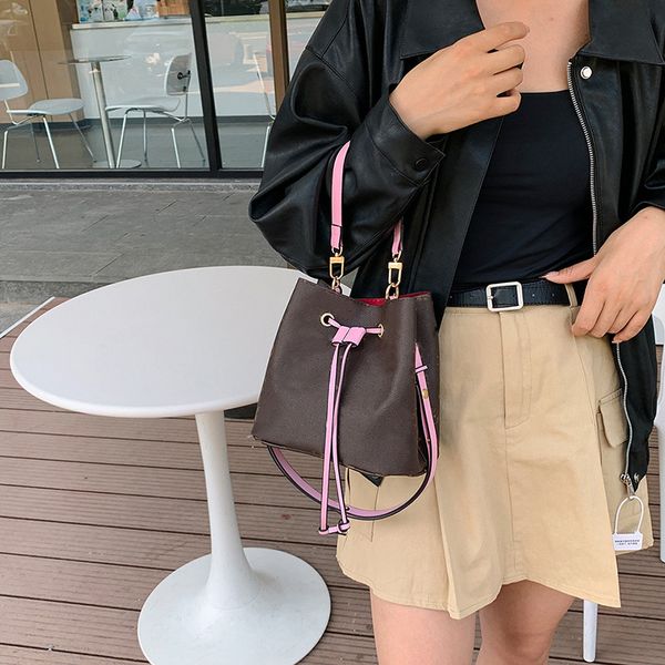 fashion women's duffel bags women's shoulder bag pu thick leather fashionable shoulder bag for girls' cosmetics storage large
fashion women's duffel bags women's shoulder bag pu thick leather fashionable shoulder bag for girls' cosmetics storage large