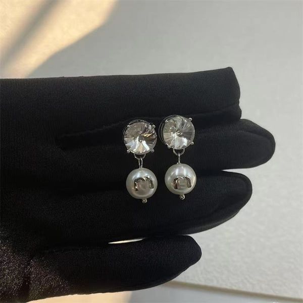geometric round pearl stud charm earrings luxury designer brand letter crystal rhinestone earring 18k gold plated women wedding party jewelr, Golden;silver
geometric round pearl stud charm earrings luxury designer brand letter crystal rhinestone earring 18k gold plated women wedding party jewelr, Golden;silver