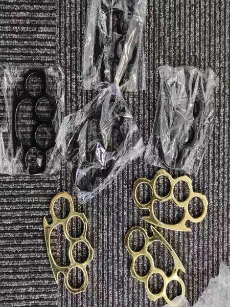 fighting glass fiber finger tiger hand clasp boxing clasp black aundefinedminum alloy four finger boxing sleeve aluminum tiger ring defensiv
fighting glass fiber finger tiger hand clasp boxing clasp black aundefinedminum alloy four finger boxing sleeve aluminum tiger ring defensiv
