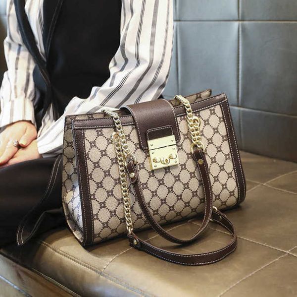 new luxury factory direct sales super capacity underarm 2023 texture chain shoulder mesh red lock buckle crossbody bag versatile women'
new luxury factory direct sales super capacity underarm 2023 texture chain shoulder mesh red lock buckle crossbody bag versatile women'