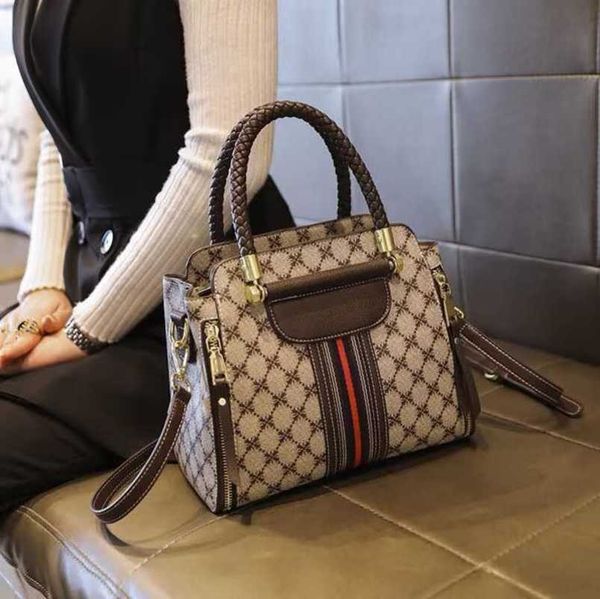 luxury 2023 factory direct sales women's new fashion high capacity printed bucket single shoulder oblique cross knitted handheld bag
luxury 2023 factory direct sales women's new fashion high capacity printed bucket single shoulder oblique cross knitted handheld bag