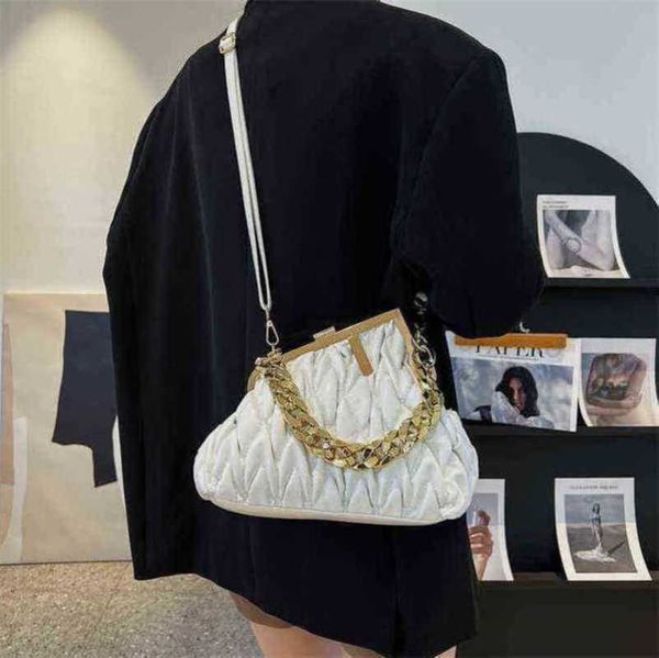 spring and style cloud chain hand-held dumpling red embroidered line wrinkled armpit
spring and style cloud chain hand-held dumpling red embroidered line wrinkled armpit