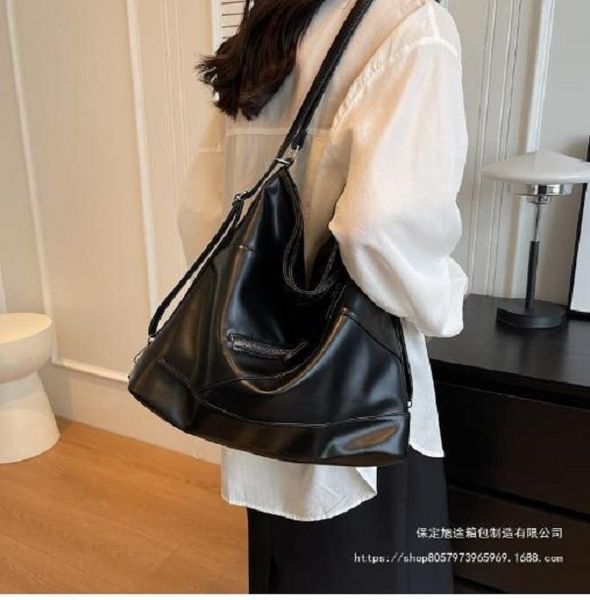 this year's popular solid color large capacity simple leisure commuter bag 2023 new female bag summer tote bag tide
this year's popular solid color large capacity simple leisure commuter bag 2023 new female bag summer tote bag tide