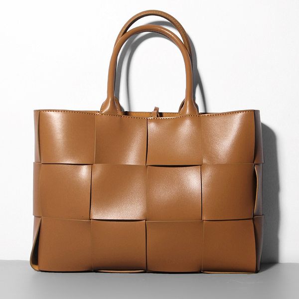 evening bags luxuries designers medium arco genuine leather handwoven tote bag woven cowhide solid color capacity cashmere handbag 230727
evening bags luxuries designers medium arco genuine leather handwoven tote bag woven cowhide solid color capacity cashmere handbag 230727