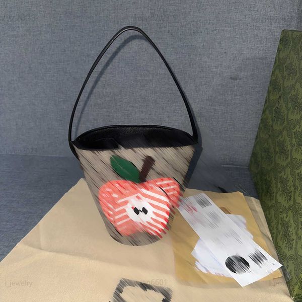2023 designer baby bag hangbag letter printing child knapsack size 19.5*16*11 cm checkered fruit pattern decoration kids pocket, Black
2023 designer baby bag hangbag letter printing child knapsack size 19.5*16*11 cm checkered fruit pattern decoration kids pocket, Black
