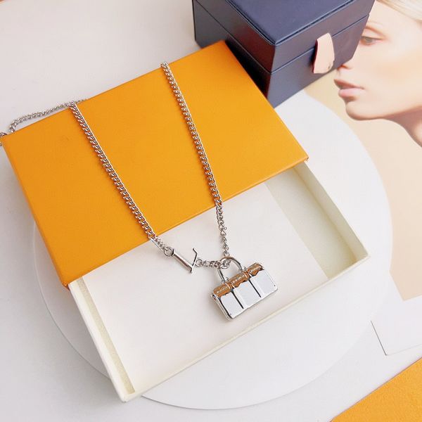 europe america fashion style icons necklace men lady women silver-colour metal engraving letter v pattern keepall bag charm m00914
europe america fashion style icons necklace men lady women silver-colour metal engraving letter v pattern keepall bag charm m00914