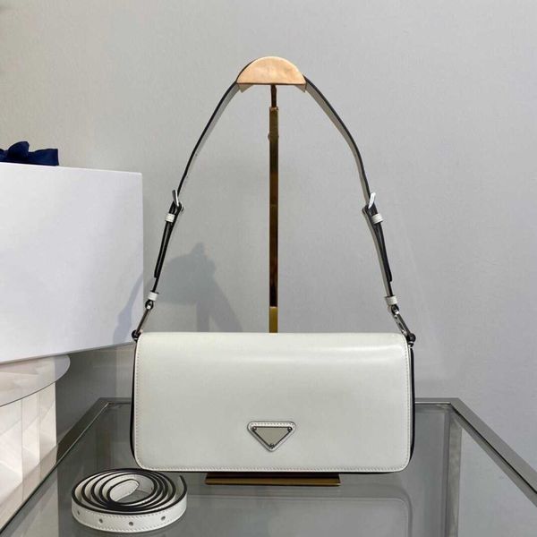 luxury designer 2023 factory direct sales new leisure and simple modern solid cowhide triangle flap cover single shoulder underarm handheld
luxury designer 2023 factory direct sales new leisure and simple modern solid cowhide triangle flap cover single shoulder underarm handheld