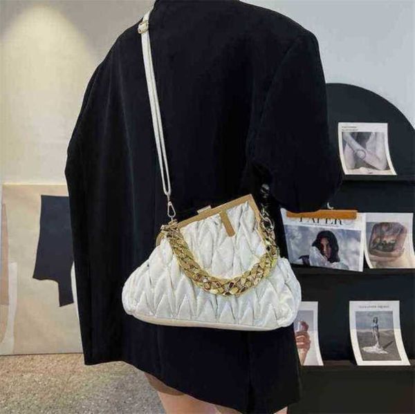 2023 new luxury bags spring and style cloud chain hand-held dumpling red embroidered line wrinkled armpit
2023 new luxury bags spring and style cloud chain hand-held dumpling red embroidered line wrinkled armpit