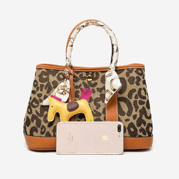 classic garden party tote bag leather color-blocking high-grade garden bag large-capacity mother-child mommy portable one-shoulder messenger
classic garden party tote bag leather color-blocking high-grade garden bag large-capacity mother-child mommy portable one-shoulder messenger