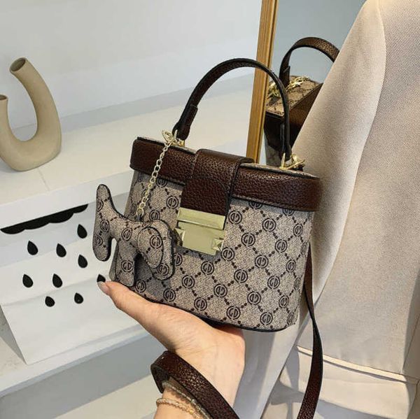 2023 factory direct sales advanced sense handbag for women new korean fashion printed crossbody portable small versatile one shoulder women&
2023 factory direct sales advanced sense handbag for women new korean fashion printed crossbody portable small versatile one shoulder women&