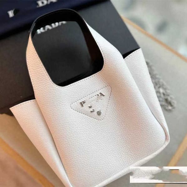 new luxury 2023 factory direct sales family classic triangle label vegetable basket mini bucket shopping shoulder handheld women's tote
new luxury 2023 factory direct sales family classic triangle label vegetable basket mini bucket shopping shoulder handheld women's tote
