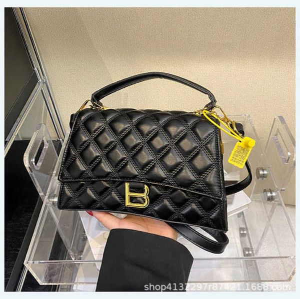 factory direct sales hourglass 2023 new handbag commuter square women's crossbody small fragrant wind bag
factory direct sales hourglass 2023 new handbag commuter square women's crossbody small fragrant wind bag