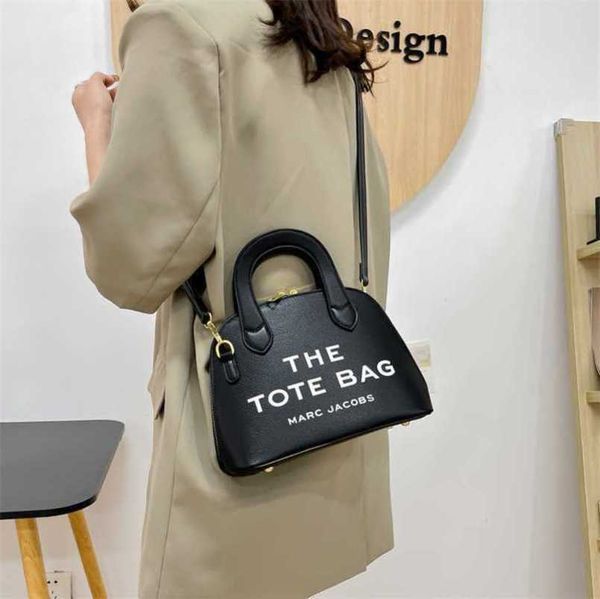 luxury factory direct sales french 2023 new fashion trend letter design handheld shell one shoulder crossbody versatile women's bag
luxury factory direct sales french 2023 new fashion trend letter design handheld shell one shoulder crossbody versatile women's bag