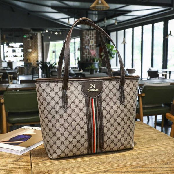 luxury 2023 factory direct sales new high capacity handbag printing trend versatile advanced foreign style tote bag
luxury 2023 factory direct sales new high capacity handbag printing trend versatile advanced foreign style tote bag