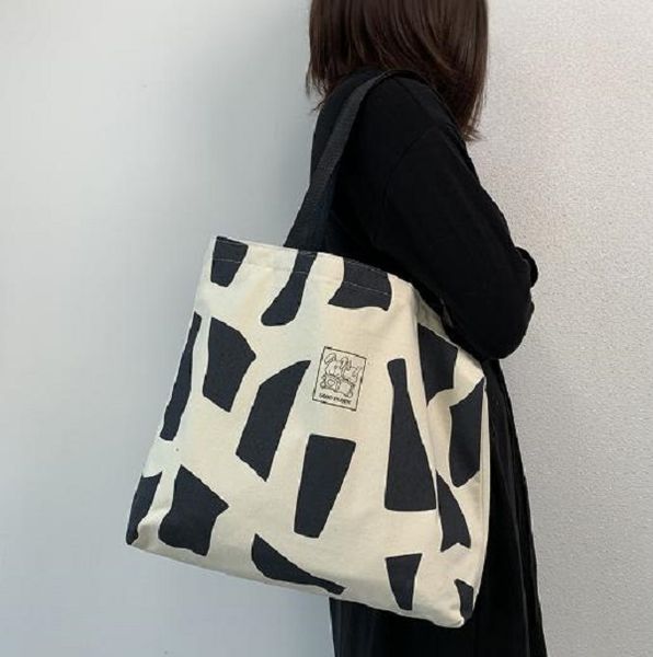 canvas bag women's single shoulder class college student loading book ins korean style with zipper artistic design sense of hand canvas
canvas bag women's single shoulder class college student loading book ins korean style with zipper artistic design sense of hand canvas