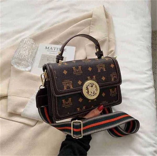 designer luxury bags simple letter printing portable shoulder messenger small square
designer luxury bags simple letter printing portable shoulder messenger small square