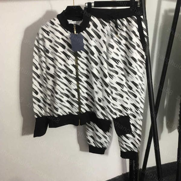 23ss casual suit women pants sets womens designer clothing full of logo letter print long-sleeved zipper jacket elastic waist casual sweatpa, White
23ss casual suit women pants sets womens designer clothing full of logo letter print long-sleeved zipper jacket elastic waist casual sweatpa, White