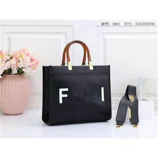 2023 new luxury bags trend messenger underarm 
2023 new luxury bags trend messenger underarm