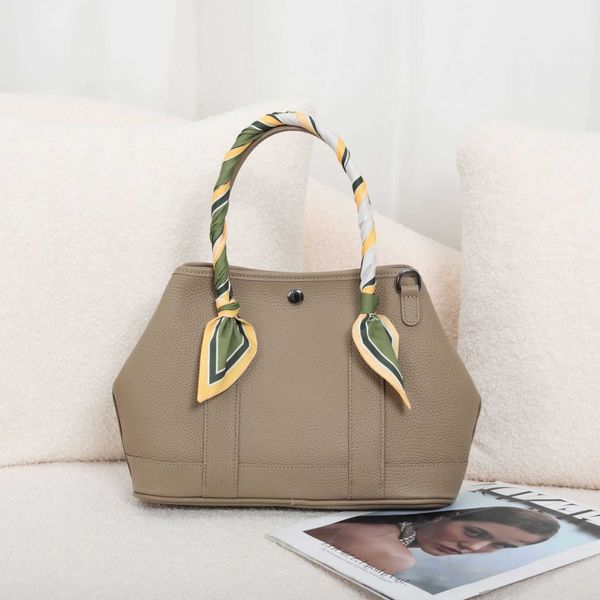 classic garden party tote bag bag real leather large capacity commuting premium women's versatile garden hand-held shoulder messengerct
classic garden party tote bag bag real leather large capacity commuting premium women's versatile garden hand-held shoulder messengerct