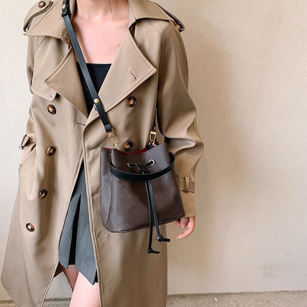brand women's duffel bags woman shoulder bag pu thick leather fashionable shoulder bag for girls' cosmetics storage large capacity
brand women's duffel bags woman shoulder bag pu thick leather fashionable shoulder bag for girls' cosmetics storage large capacity