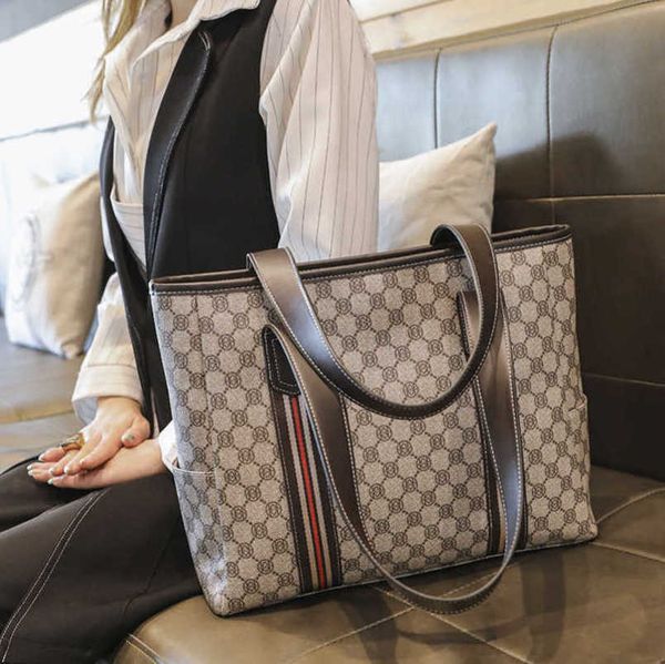 factory direct sales 2023 new big women's light luxury small crowd versatile tote large capacity commuter handheld shoulder bag
factory direct sales 2023 new big women's light luxury small crowd versatile tote large capacity commuter handheld shoulder bag