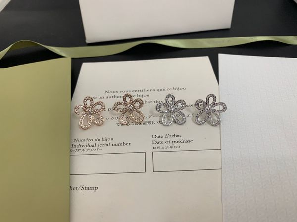 classic lucky the five-leaf flowers are full of diamonds stud vans cleef earrings designer women letter van cleef luxurious jewelry diamond, Golden;silver
classic lucky the five-leaf flowers are full of diamonds stud vans cleef earrings designer women letter van cleef luxurious jewelry diamond, Golden;silver