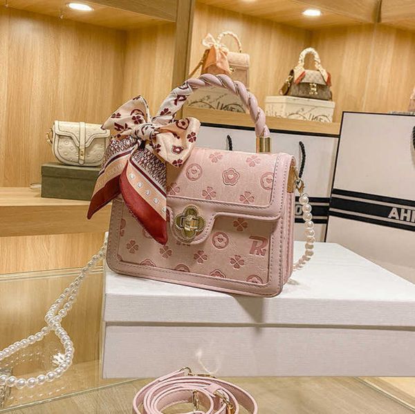 factory direct sales 2023 spring new live broadcast good style and high end embossed pink small square handheld one shoulder crossbody women
factory direct sales 2023 spring new live broadcast good style and high end embossed pink small square handheld one shoulder crossbody women