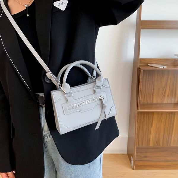 the new korean version is popular with all the fashion western style single shoulder handbag simple casual crossbody bag 04
the new korean version is popular with all the fashion western style single shoulder handbag simple casual crossbody bag 04